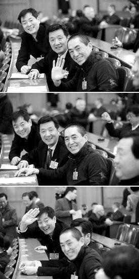 政协会议开幕会前，全国政协委员张艺谋、张会军、濮存昕向记者挥手