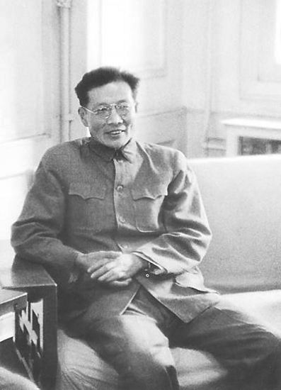 作家周立波（1908-1979）当代作家。原名周绍仪，湖南益阳人。笔名立波取自英语Liberty的汉语音译。曾主编《