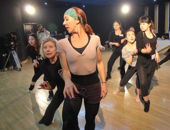 中文版音乐剧《猫》导演乔安·罗宾逊在现场为报名选手示范《猫》中的舞蹈。