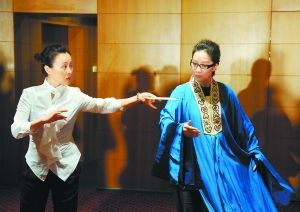 “张生”茅威涛（右）与“红娘”陈辉玲现场即兴表演剧中经典的“传简”片段