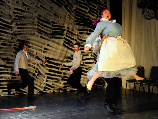 《混小子狂欢节》剧照,刘晓晔在该剧中一人分饰7