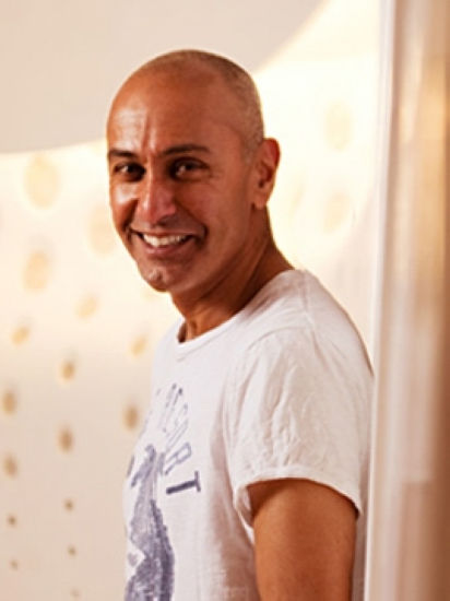 制作人法鲁克·乔杜里，2000年他与阿库·汉姆创立“阿库·汉姆舞蹈团”