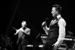 一曲“长清短清，哪管人离恨”的《朝元歌》融入了萨克斯的演奏。 高剑平 图