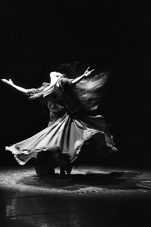 颜荷舞团作品《水语》的《灭》选段