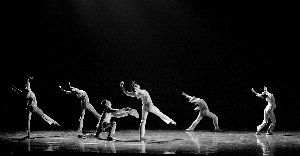 北京当代芭蕾舞团的《棱镜》（图）和《野草》9月初在上海的演出，是这两部作品全国巡演的压轴演出，舞团团长兼艺术总监王媛媛说：“我觉得上海是最容易开放地接受我作品的城市。”