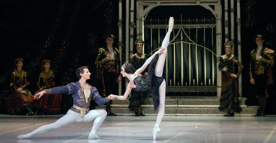 在舞美、布景、道具方面，舞团坚持使用原版实景