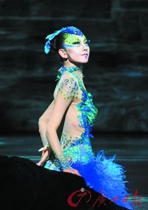 和年轻舞者在一起，杨丽萍的身姿，仍是最美的。