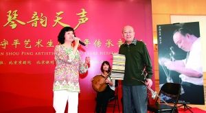 杨春霞和著名演员王铁成在发布会上合作演出。