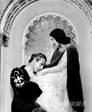 1936年，35岁的诺玛·希拉和44岁的莱斯利·霍华德主演了米高梅公司的《罗密欧与朱丽叶》