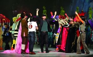 导演陆川(中)向观众致谢。