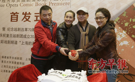 尹门弟子茅威涛、赵志刚与王君安（右到左）及颜南海博士在签售现场。早报记者 高剑平 图