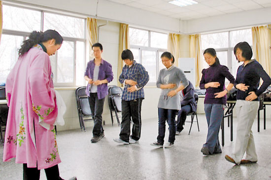 学戏时亦步亦趋