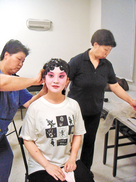 演出前专注上妆