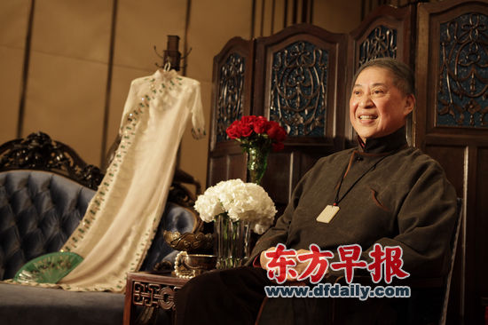 白先勇来沪参加话剧《永远的尹雪艳》首次发布会。图中白色旗袍是张叔平为剧中尹雪艳一角设计的首款旗袍。早报记者 高剑平 图