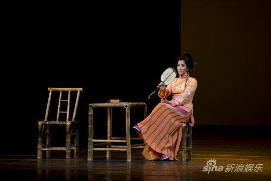 越剧《江南好人》首演 茅威涛妩媚演歌伎