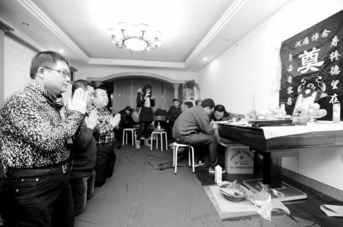 　众弟子灵前跪拜