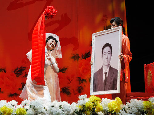 话剧《大宅门》剧照-白玉婷与万筱菊的照片结婚