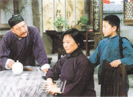 《茶馆》剧照，王掌柜（于是之饰）和康顺子（胡宗温饰）。