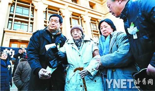 濮存昕搀扶着于是之夫人李曼宜（左二）