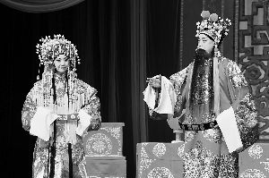 昨天，《龙凤呈祥》在上海大剧院演出，图为两大主角耿其昌（右）、李维康（左）饰演刘备与孙尚香。