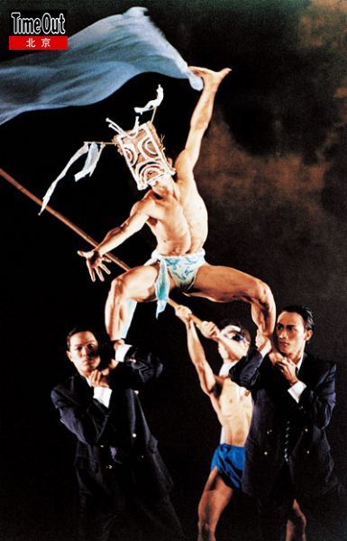 西服男拽回现实