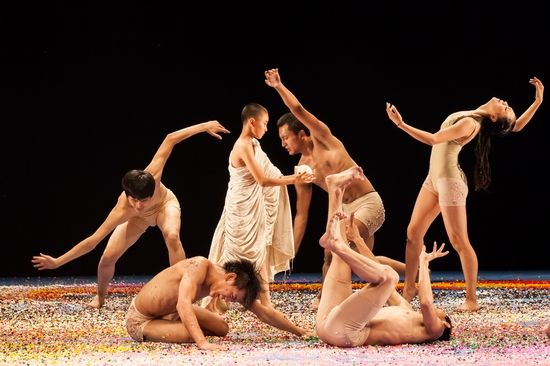 《香巴拉》剧照，舞者正在摧毁地上的“坛城沙画”，他们没有穿一般民族舞蹈中展览化的藏族服饰。