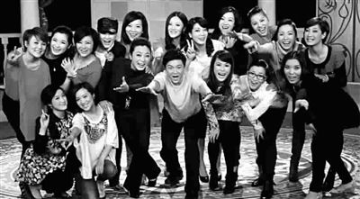 参加展演的年轻一代越剧演员喜聚沪上 本报记者 胡晓芒 摄 