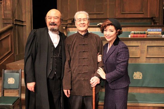 《原告证人》演出后，吕凉（左）、蓝天野（中）和宋忆宁（右）合影。