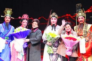 3月26日至28日，越剧《北地王》献演上海逸夫舞台。前晚的演出结束后，（从左至右）陈晓红、王文娟、郑国凤、徐玉兰一起谢幕。