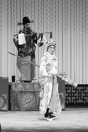 3月29日演出的《雅观楼》剧照，73岁的张善麟（右）一招一式都尽得祖父盖叫天的真传。