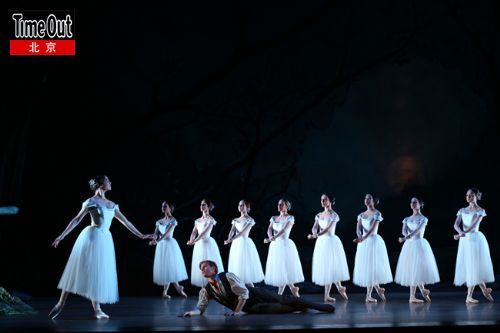 第二幕幽灵少女们的群舞既轻盈又幽怨。