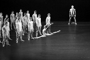 《春之祭》剧照，此版有60名中芭演员参与，是王新鹏排演的《春之祭》中人数最多的一次。