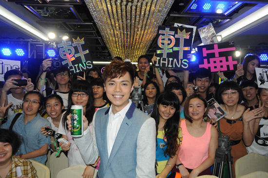 张敬轩和现场歌迷合影