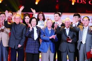 参加颁奖典礼的艺术家与观众挥手致意。