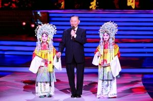 梅葆玖先生领着小演员和观众见面。