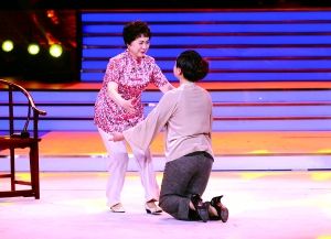 京剧表演艺术家刘长瑜（左）在颁奖现场收来自台湾的京剧演员黄宇琳为徒弟,并接受徒弟的叩拜大礼。