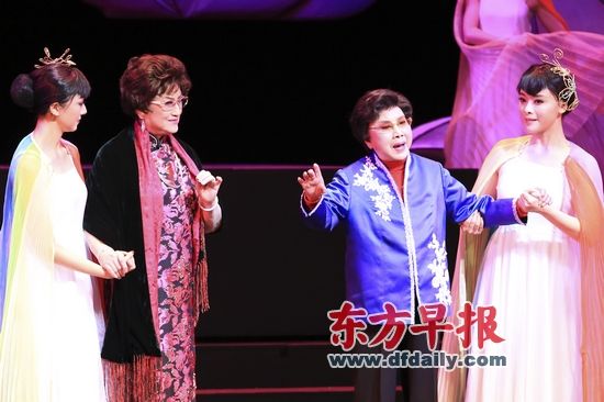 6月14日晚，93岁的“宝哥哥”徐玉兰（右二）和88岁的“林妹妹”王文娟（左二）带妆彩排。 本版图片 早报记者 高剑平