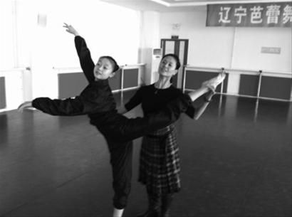 曲滋娇坚持一个舞蹈排四组演员，为的就是提高竞争意识。北国网、辽沈晚报记者 陈妍妮 摄