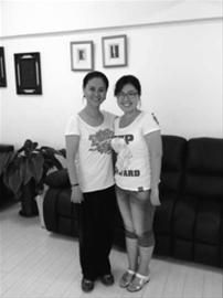 记者与曲团长合影