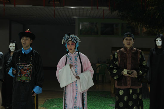 陈竞（左一）首度尝试舞台剧