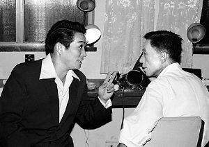 黄永生（左）与恩师袁一灵在一起。