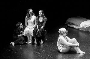 《Passion Play》剧照 　　Jon Chittenden 图