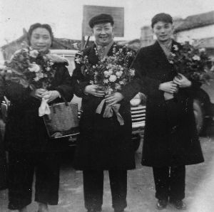 图为1956年梅兰芳（中）回泰州时和妻子福芝芳(左）、儿子梅葆玖（右）的合影
