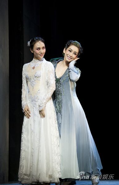 青白两蛇妖里带仙（摄影：柴美林）