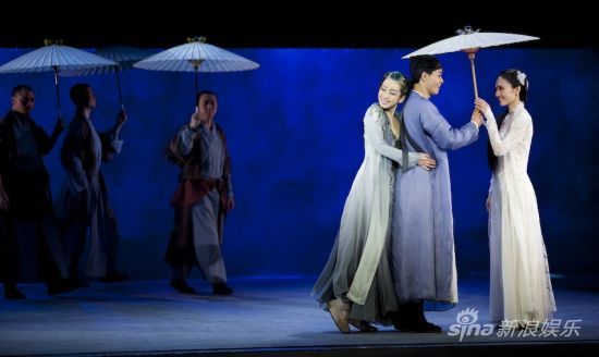 姑娘，杭州出行要带把伞（摄影：解飞）