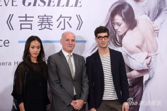 日内瓦大剧院芭蕾舞团总监菲利普-科恩（中）