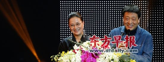 在文化中国颁奖礼上，茅威涛（左）坦言这是她第一次与丈夫郭小男（右）共同领奖。早报记者 刘行喆 图