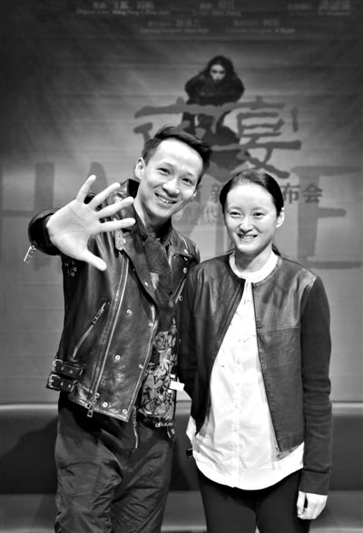 舞者吴焱（左）与编舞王媛媛。新京报记者 郭延冰 摄