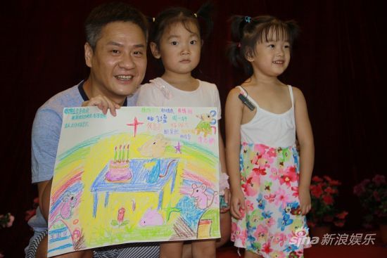 连奕名慈善活动“漂亮妈妈”捐赠