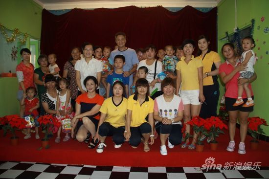 连奕名捐助聋哑儿童